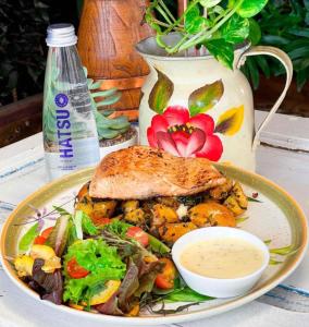 un plato de comida con un sándwich y una ensalada en Hotel Medellin Arte, en Medellín