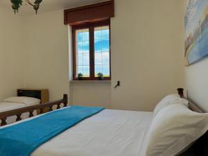 a bedroom with two beds and a window at Casa Tonia - Baia Verde in Baia Verde