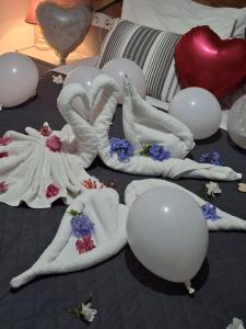 een groep handdoeken en bloemen op een bed bij Katafygio Die zuflucht in Marathias