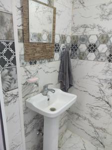 Et badeværelse på Buzovna Deluxe Yard + 15 billeder