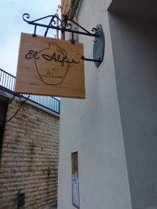 een houten bord aan de zijkant van een gebouw bij Apartamento El Alfar in Alhama de Aragón