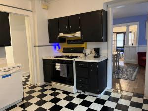 Η κουζίνα ή μικρή κουζίνα στο NightShiftReady Binghamton Trades Nurses Welcome Private Room in Shared Apartment +7 φωτογραφίες