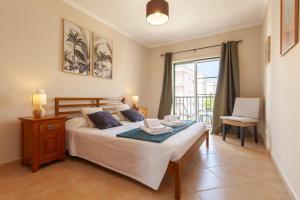 En eller flere senge i et værelse på B73 - Luz Sun Holiday Apartment + 94 billeder