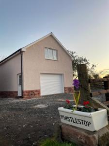 una casa con garaje y maceta en West Coast Whistlestop, en Ochiltree