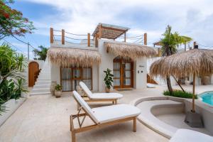 een villa met zwembad en een resort bij Luna Kai Villas in Uluwatu