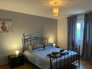 een slaapkamer met een bed en een kroonluchter bij Quinta Samor in Aljezur