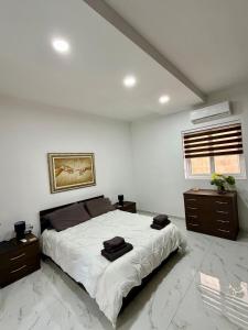 Postel nebo postele na pokoji v ubytování Charming Birgu Retreat