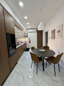 TV a/nebo společenská místnost v ubytování Charming Birgu Retreat