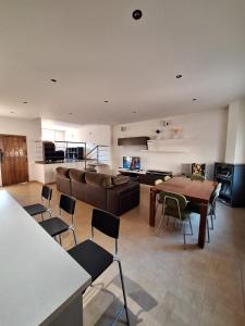 een woonkamer met een bank, een tafel en stoelen bij Vista Noguera in Huéscar