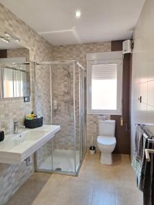 een badkamer met een douche, een toilet en een wastafel bij Vista Noguera in Huéscar
