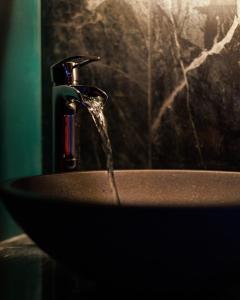 Φωτογραφία από το άλμπουμ του Suite Dark Luxe - Écran géant de cinéma et jacuzzi 