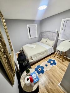 Giường trong phòng chung tại Bright & Comfortable Private Room -Shared Bathroom +8 ảnh