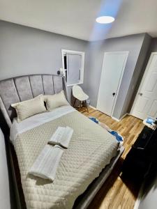 Giường trong phòng chung tại Bright & Comfortable Private Room -Shared Bathroom