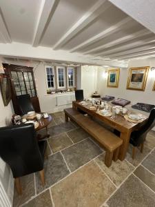 アシュボーンにあるOverfield Farmのダイニングルーム(長い木製テーブル、椅子付)