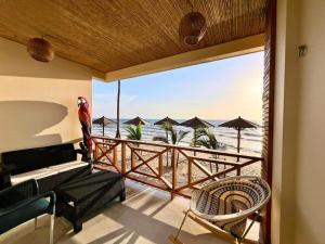 a room with a balcony with a view of the ocean at Casa Luna Laguna Beach in Tolú