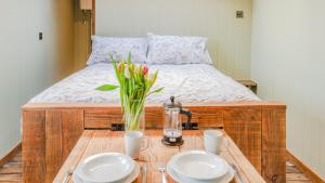 Giường trong phòng chung tại Bertha Shepherd's Hut