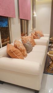 Et opholdsområde på جناح تنفيذي ملكي خاص واطلالة علوية Vip + 22 billeder