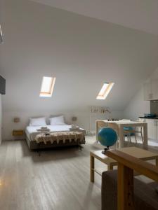 una camera da letto con due letti, un tavolo e lucernari di GO4SURF beach Lofts a Peniche