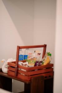 een houten doos gevuld met voedsel op een tafel bij Seaside Serenity Resort in Hiriketiya