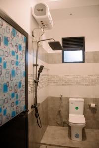een badkamer met een douche en een toilet. bij Seaside Serenity Resort in Hiriketiya