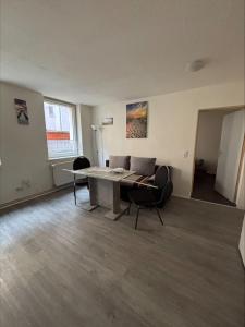 ein leeres Wohnzimmer mit einem Tisch und Stühlen in der Unterkunft Hostel im Medizinerviertel in Halle an der Saale