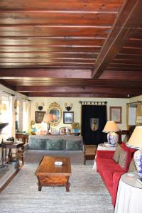 Una sala de estar con un sofá rojo y una mesa. en Casa do Barreiro de Cima, en Mondim de Basto