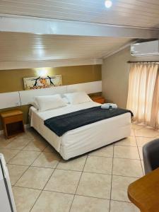 カネラにあるPousada Ruppenthalの部屋にある大きな白いベッドのある寝室