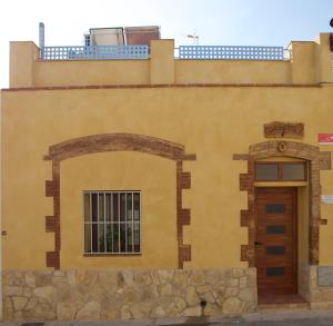 un edificio con ventana y puerta en Casa Llebra I, en Tortosa