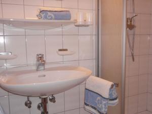 a bathroom with a white sink and a towel at Ferienwohnungen Haus Schwaiger in Fieberbrunn