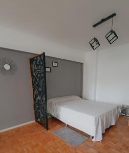 een slaapkamer met een bed in de hoek van een kamer bij kirahome in Buenos Aires +28 foto's