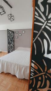 een slaapkamer met een bed met een zwart-witte muur bij kirahome in Buenos Aires