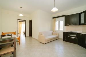 Una cocina y una sala de estar con un sofá y una mesa. en Acherontas Rooms 1, en Vouvopótamos 30 fotos más