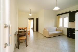 una sala de estar con un sofá y una mesa en Acherontas Rooms 1, en Vouvopótamos