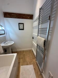 アシュボーンにあるOverfield Farmのバスタブと洗面台のあるバスルーム +42枚の写真