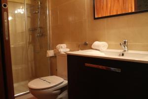 トルトーザにあるCasa Llebra Iのバスルーム(トイレ、洗面台、シャワー付)