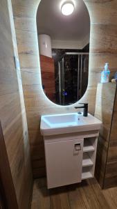 Ένα μπάνιο στο Violet Apartman