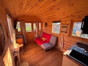 - soggiorno con divano in una cabina di La Roulotte Saintaise a Saintes
