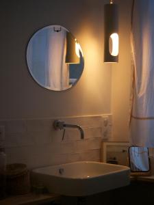 ナントにあるSuite Pommerayeのバスルーム(洗面台、壁掛け鏡付)