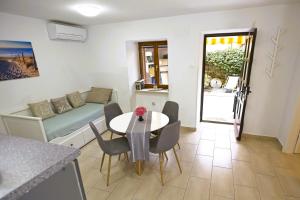 Χώρος καθιστικού στο Apartments Lara with more affordable parking +74 φωτογραφίες