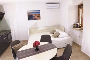 Χώρος καθιστικού στο Apartments Lara with more affordable parking