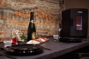 Galeriebild der Unterkunft Suite Dark Luxe - Écran géant de cinéma et jacuzzi  + 12 Fotos