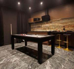 Φωτογραφία από το άλμπουμ του Suite Dark Luxe - Écran géant de cinéma et jacuzzi 