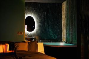 Φωτογραφία από το άλμπουμ του Suite Dark Luxe - Écran géant de cinéma et jacuzzi 