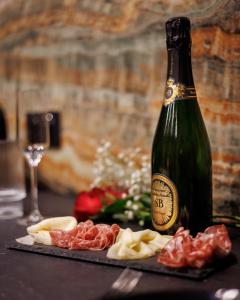 Φωτογραφία από το άλμπουμ του Suite Dark Luxe - Écran géant de cinéma et jacuzzi 