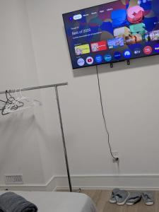 Koupelna v ubytování Brand New Private Unit with Parking, Steps to TTC, 15 Minutes to Downtown