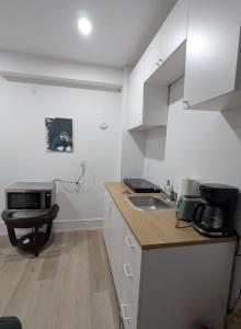 Køkken eller tekøkken på Brand New Private Unit with Parking, Steps to TTC, 15 Minutes to Downtown