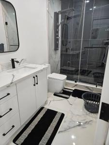 Et badeværelse på Brand New Private Unit with Parking, Steps to TTC, 15 Minutes to Downtown