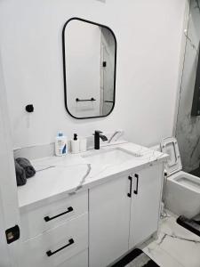Koupelna v ubytování Brand New Private Unit with Parking, Steps to TTC, 15 Minutes to Downtown + 9 fotografií