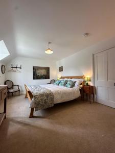 アシュボーンにあるOverfield Farmの広いベッドルーム(ベッド1台、デスク付)