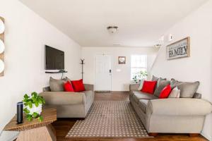 Una sala de estar con dos sofás y un televisor de pantalla plana. en Home in Dallas NC, en Dallas